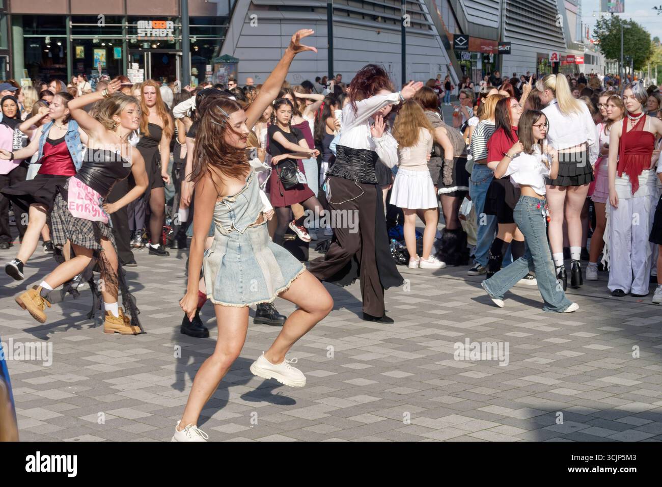 K-Pop Fans vor dem Konzert von Boygroup ENHYPEN in der Uber-Arena .Walk the Line' World Tour. Berlin-Friedrichshain Stockfoto