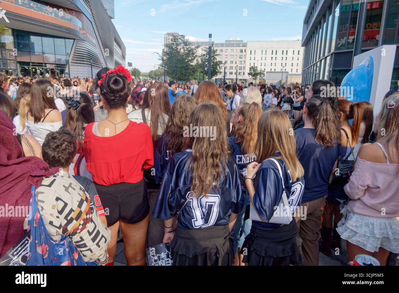 K-Pop Fans vor dem Konzert von Boygroup ENHYPEN in der Uber-Arena .Walk the Line' World Tour. Berlin-Friedrichshain Stockfoto