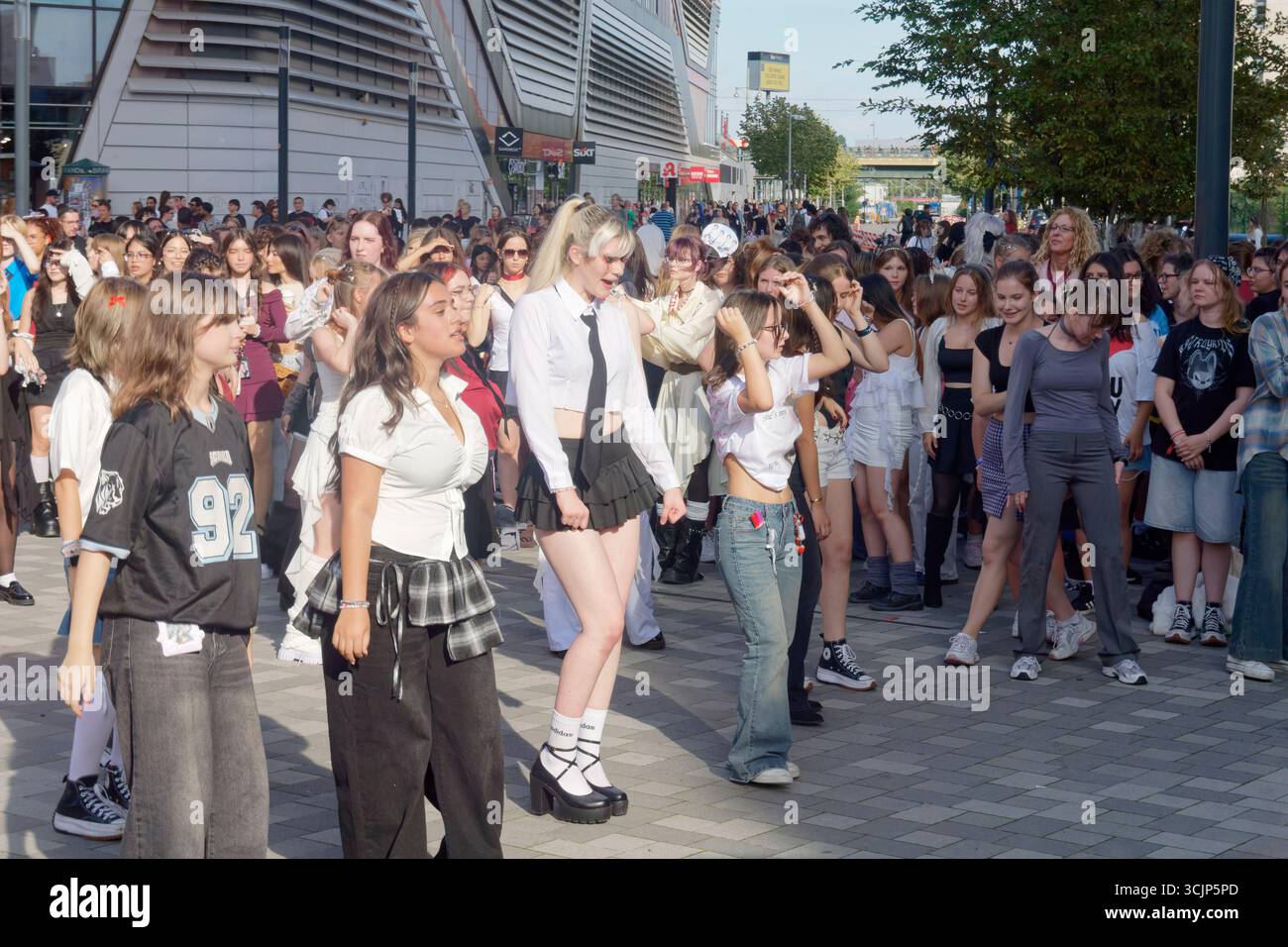 K-Pop Fans vor dem Konzert von Boygroup ENHYPEN in der Uber-Arena .Walk the Line' World Tour. Berlin-Friedrichshain Stockfoto