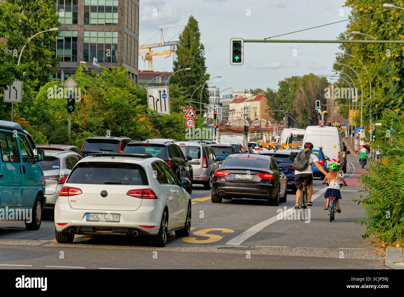 Stau vor der Elsenbrücke nach Eröffnung des neuen Autoabschnittes der A100 Richtung Treptow, Verkehr, Aktuelles, Autobahn, BAB, Verkehrschaos, Überlas Stockfoto