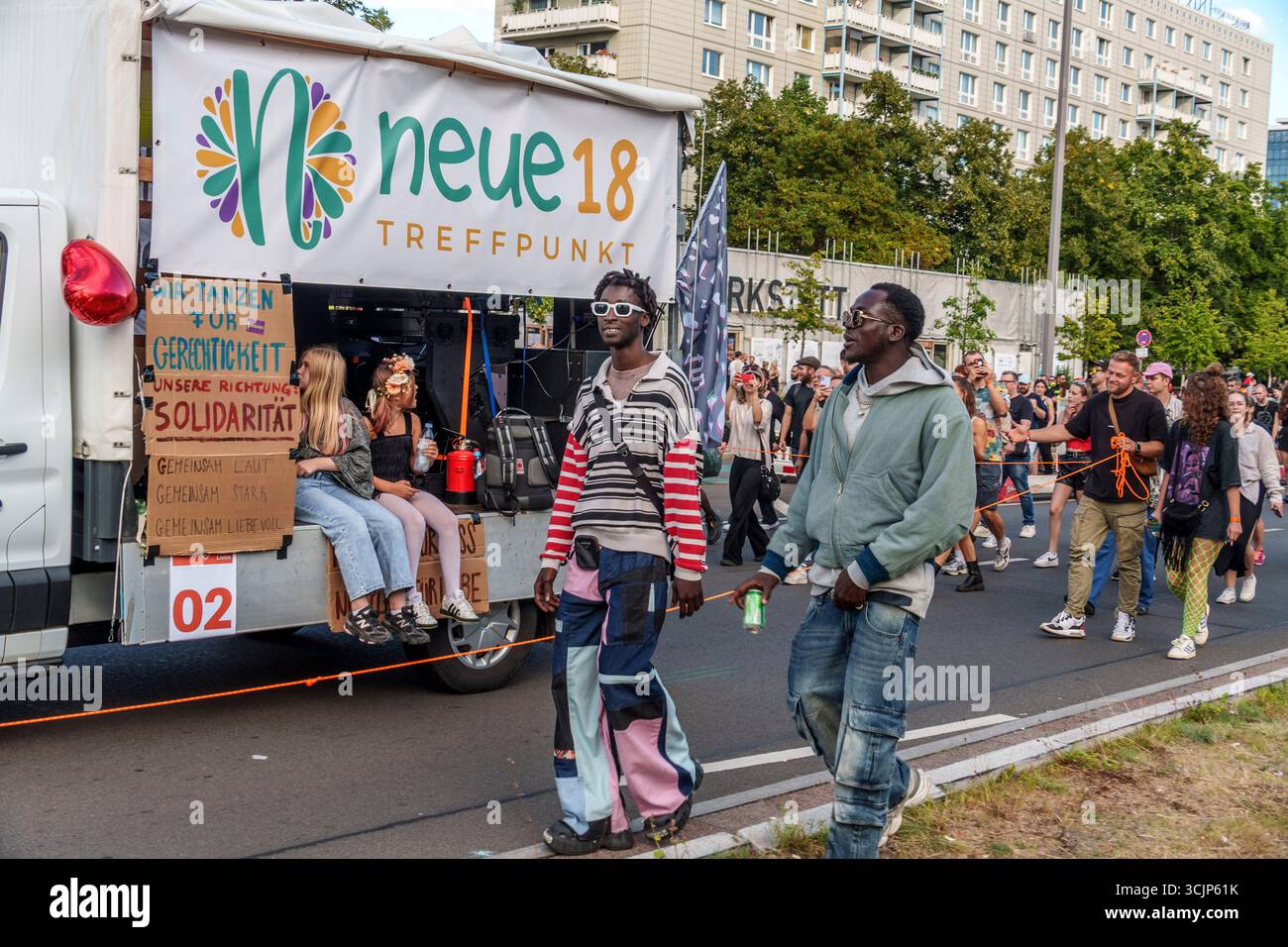 Zug der Liebe 2025, Techno Parade vom Mauerpark Prenzlauer Berg bis Oranienstrasse in Kreuzberg. Politische Demo mit elektronischer Musik für Mitgefüh Stockfoto
