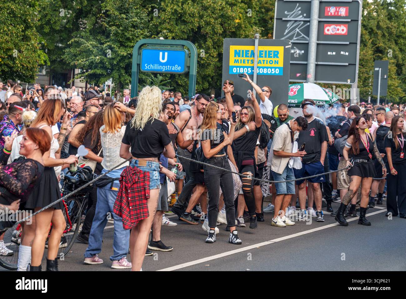 Zug der Liebe 2025, Techno Parade vom Mauerpark Prenzlauer Berg bis Oranienstrasse in Kreuzberg. Politische Demo mit elektronischer Musik für Mitgefüh Stockfoto