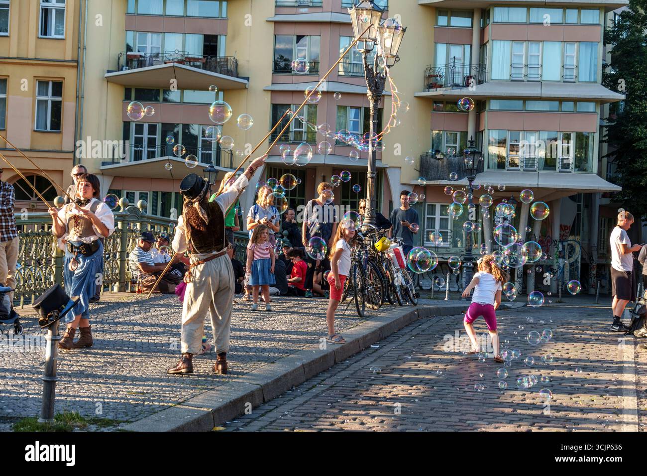 Admiralsbrücke, Berlin-Kreuzberg, Spätsommer, Kinder spielen mit Seifenblasen, Berlin Stockfoto