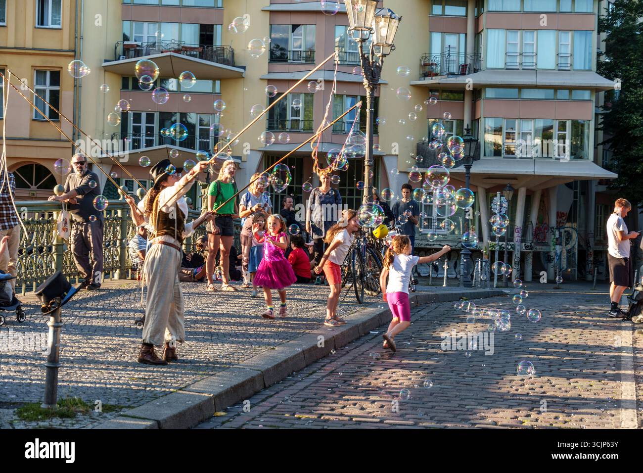 Admiralsbrücke, Berlin-Kreuzberg, Spätsommer, Kinder spielen mit Seifenblasen, Berlin Stockfoto