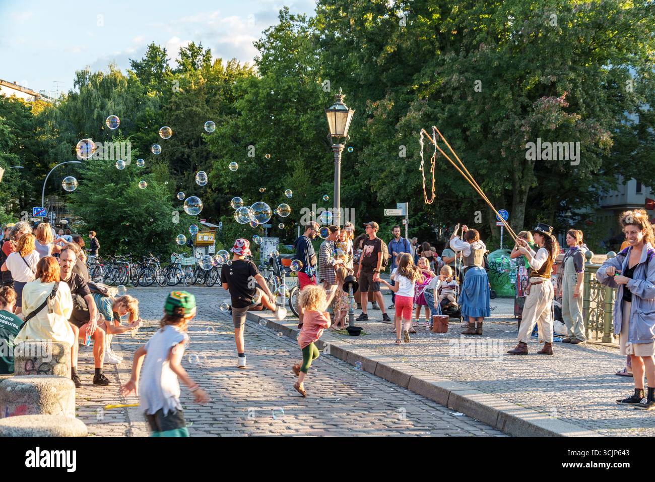 Admiralsbrücke, Berlin-Kreuzberg, Spätsommer, Kinder spielen mit Seifenblasen, Berlin Stockfoto