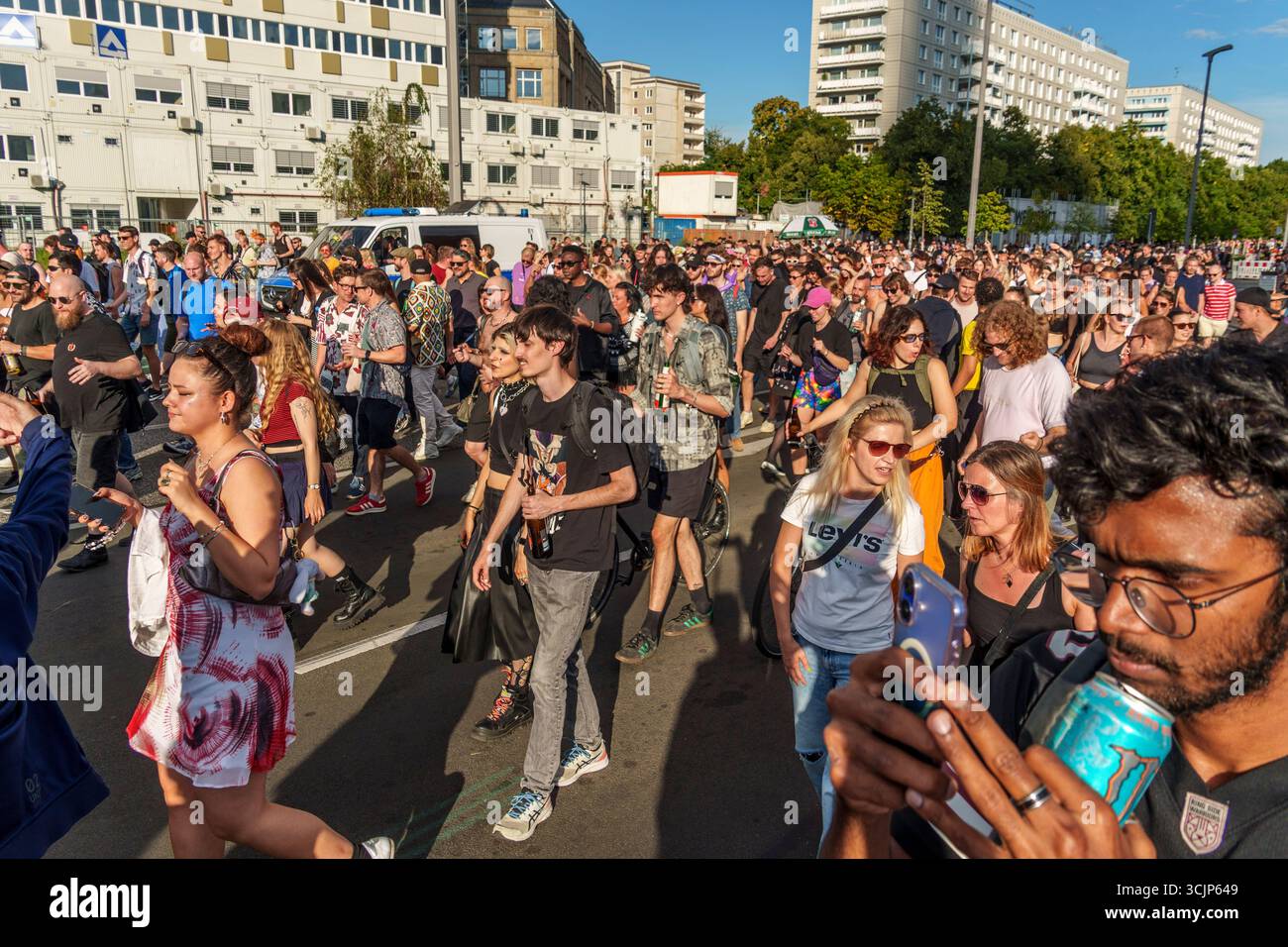 Zug der Liebe 2025, Techno Parade vom Mauerpark Prenzlauer Berg bis Oranienstrasse in Kreuzberg. Politische Demo mit elektronischer Musik für Mitgefüh Stockfoto