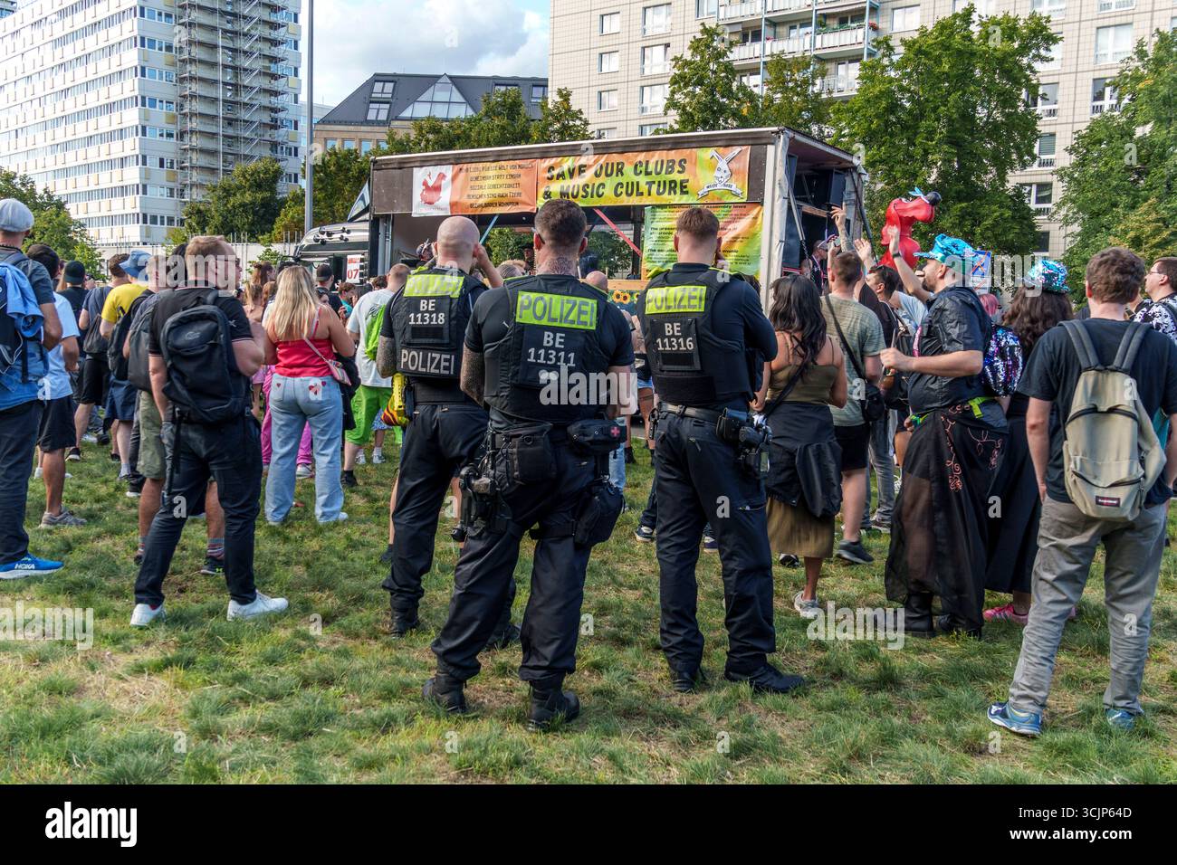 Polizei beim Zug der Liebe 2025, Techno Parade vom Mauerpark Prenzlauer Berg bis Oranienstrasse in Kreuzberg. Politische Demo mit elektronischer Musik Stockfoto