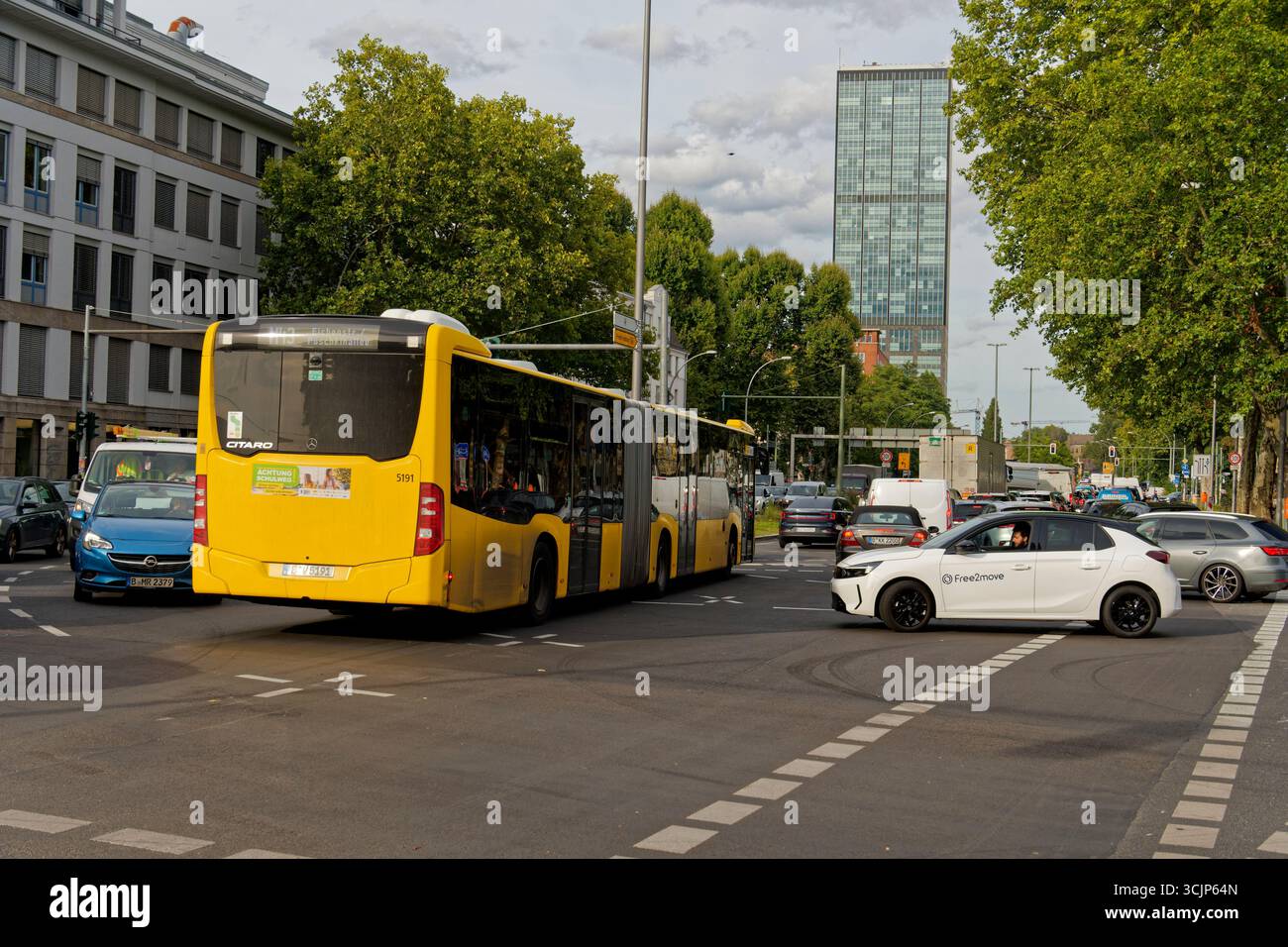 Stau vor der Elsenbrücke nach Eröffnung des neuen Autoabschnittes der A100 Richtung Treptow, Verkehr, Aktuelles, Autobahn, BAB, Verkehrschaos, Behinde Stockfoto