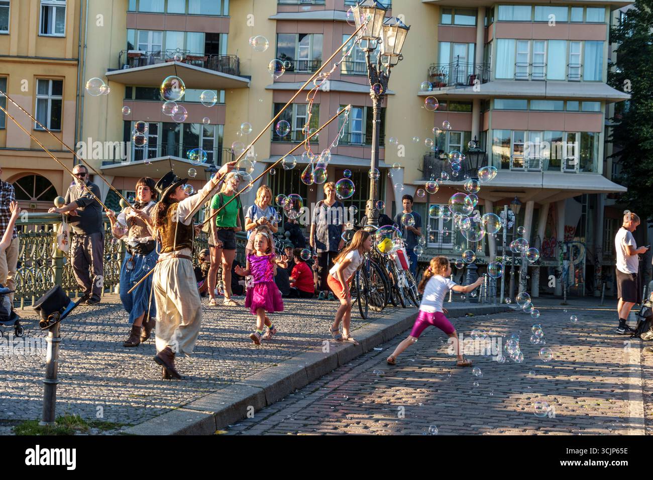Admiralsbrücke, Berlin-Kreuzberg, Spätsommer, Kinder spielen mit Seifenblasen, Berlin Stockfoto