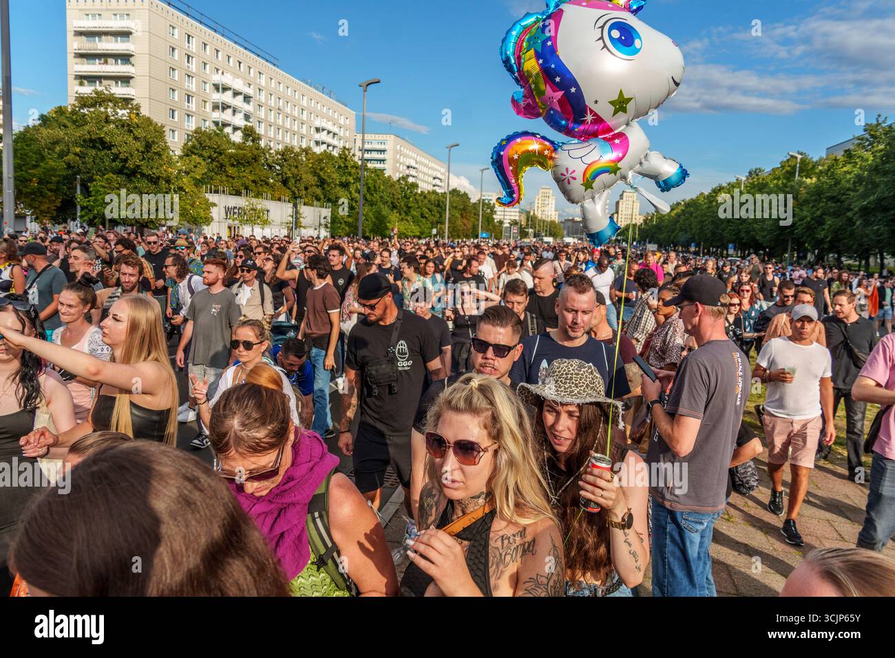 Zug der Liebe 2025, Techno Parade vom Mauerpark Prenzlauer Berg bis Oranienstrasse in Kreuzberg. Politische Demo mit elektronischer Musik für Mitgefüh Stockfoto