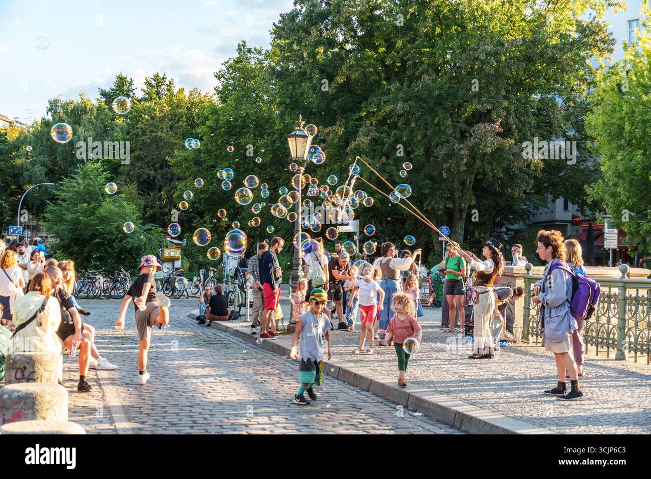 Admiralsbrücke, Berlin-Kreuzberg, Spätsommer, Kinder spielen mit Seifenblasen, Berlin Stockfoto