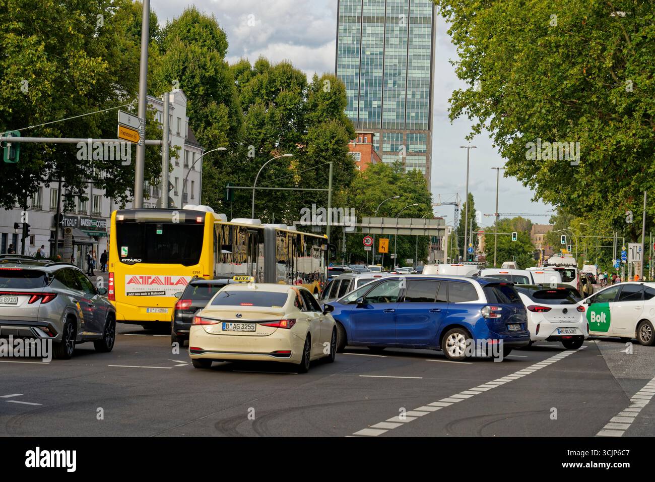 Stau vor der Elsenbrücke nach Eröffnung des neuen Autoabschnittes der A100 Richtung Treptow, Verkehr, Aktuelles, Autobahn, BAB, Verkehrschaos, Behinde Stockfoto