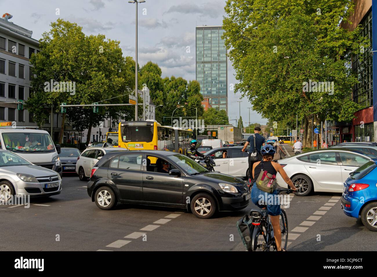 Stau vor der Elsenbrücke nach Eröffnung des neuen Autoabschnittes der A100 Richtung Treptow, Verkehr, Aktuelles, Autobahn, BAB, Verkehrschaos, Behinde Stockfoto