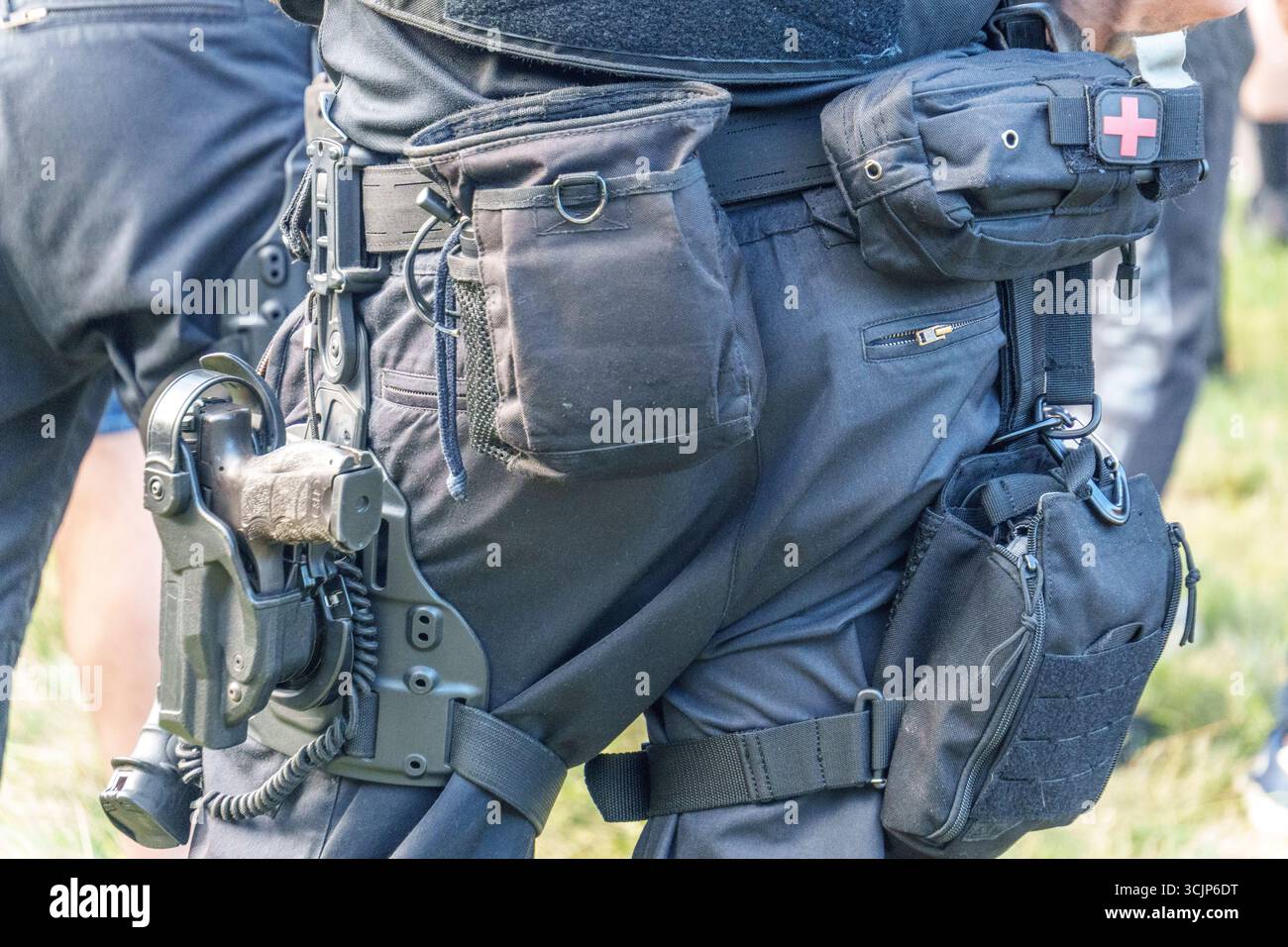 Polizei beim Zug der Liebe 2025, Techno Parade vom Mauerpark Prenzlauer Berg bis Oranienstrasse in Kreuzberg. Politische Demo mit elektronischer Musik Stockfoto