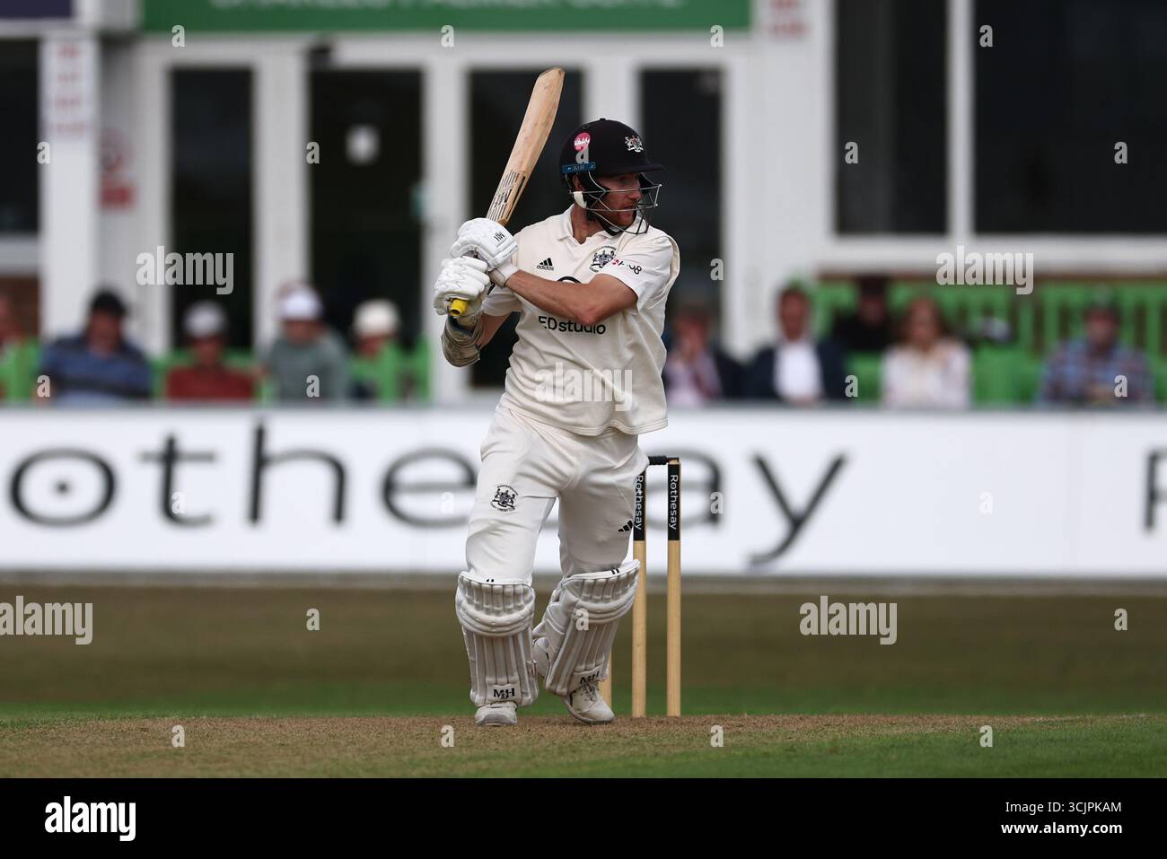 United Kingdom, Leicester, Upton Steel County Ground, 8. September 2025, Gloucestershire's Miles Hammond Square schneidet während der Rothesay County Championship Division zwei Matches zwischen Leicestershire CCC und Gloucestershire CCC in Grace Rd, Leicester, 8. September 2025 Credit: John Mallett/Alamy Live News Stockfoto