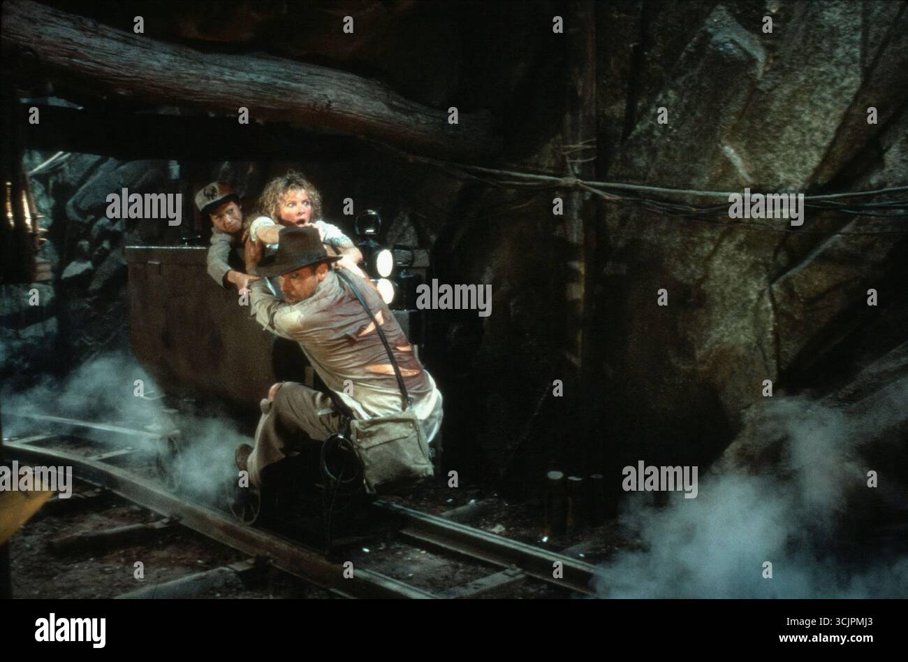 HARRISON FORD, KATE CAPSHAW UND KE HUY QUAN IN INDIANA JONES AND THE TEMPLE OF DOOM (1984) UNTER DER REGIE VON STEVEN SPIELBERG. Credit: LUCASFILM LTD/PARAMOUNT/Album Stockfoto