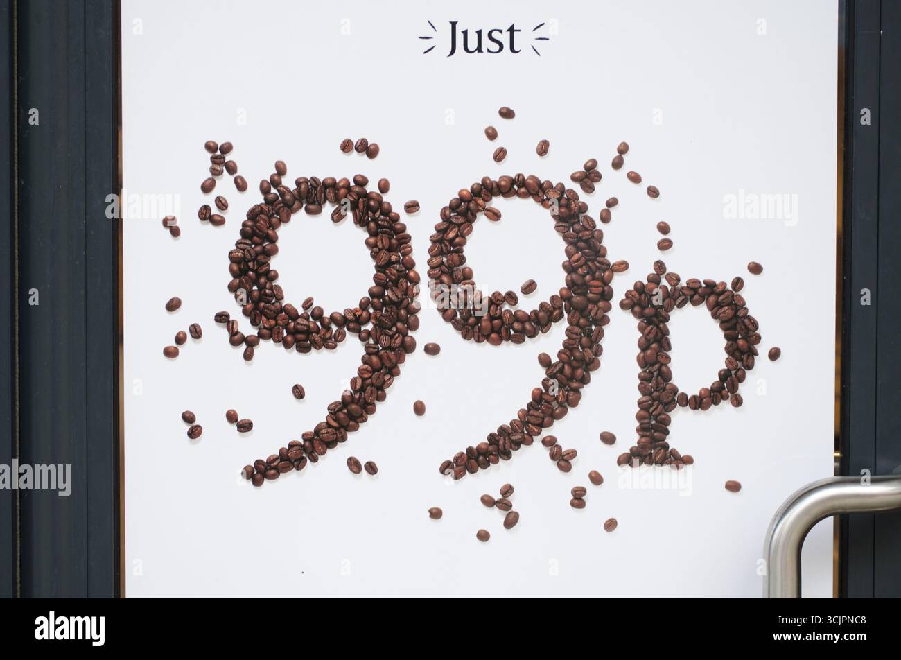 Ein Schild, auf dem steht, dass nur 99 P.C. für eine Tasse Kaffee in britischem, altem Geld Stockfoto