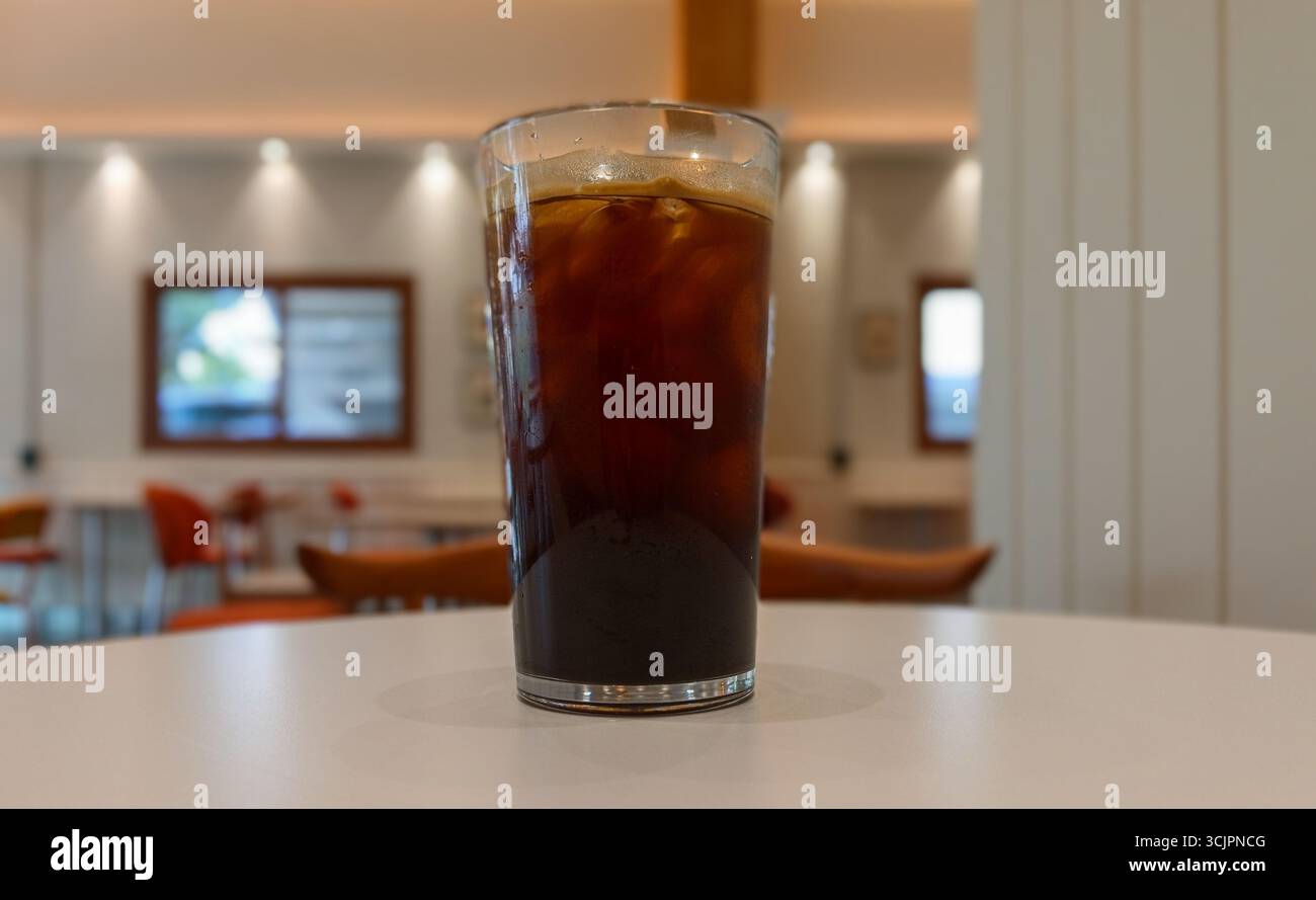 Ein erfrischendes Glas Eiskaffee auf einem Holztisch Stockfoto