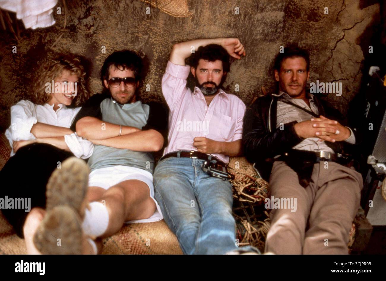 HARRISON FORD, STEVEN SPIELBERG, GEORGE LUCAS UND KATE CAPSHAW IN INDIANA JONES UND DEM TEMPEL DES UNTERGANGS (1984), REGIE VON STEVEN SPIELBERG. Kredit: LUCASFILM LTD/PARAMOUNT/Album Stockfoto