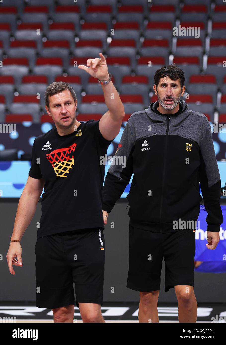 Riga, Lettland. September 2025. Basketball: Europameisterschaft, Deutschland, Medientraining, Alan Ibrahimagic (Co-Trainer Deutschland, l) und Alex Mumbru (Nationaltrainer Deutschland) geben den Spielern Anweisungen. Quelle: Matthias Stickel/dpa/Alamy Live News Stockfoto