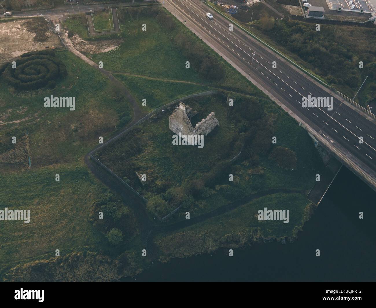 Terryland Castle in Galway, Irland bei Drohne Stockfoto