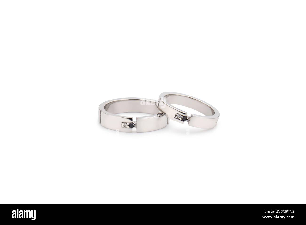 Zwei elegante Silberringe auf weißem Hintergrund Stockfoto