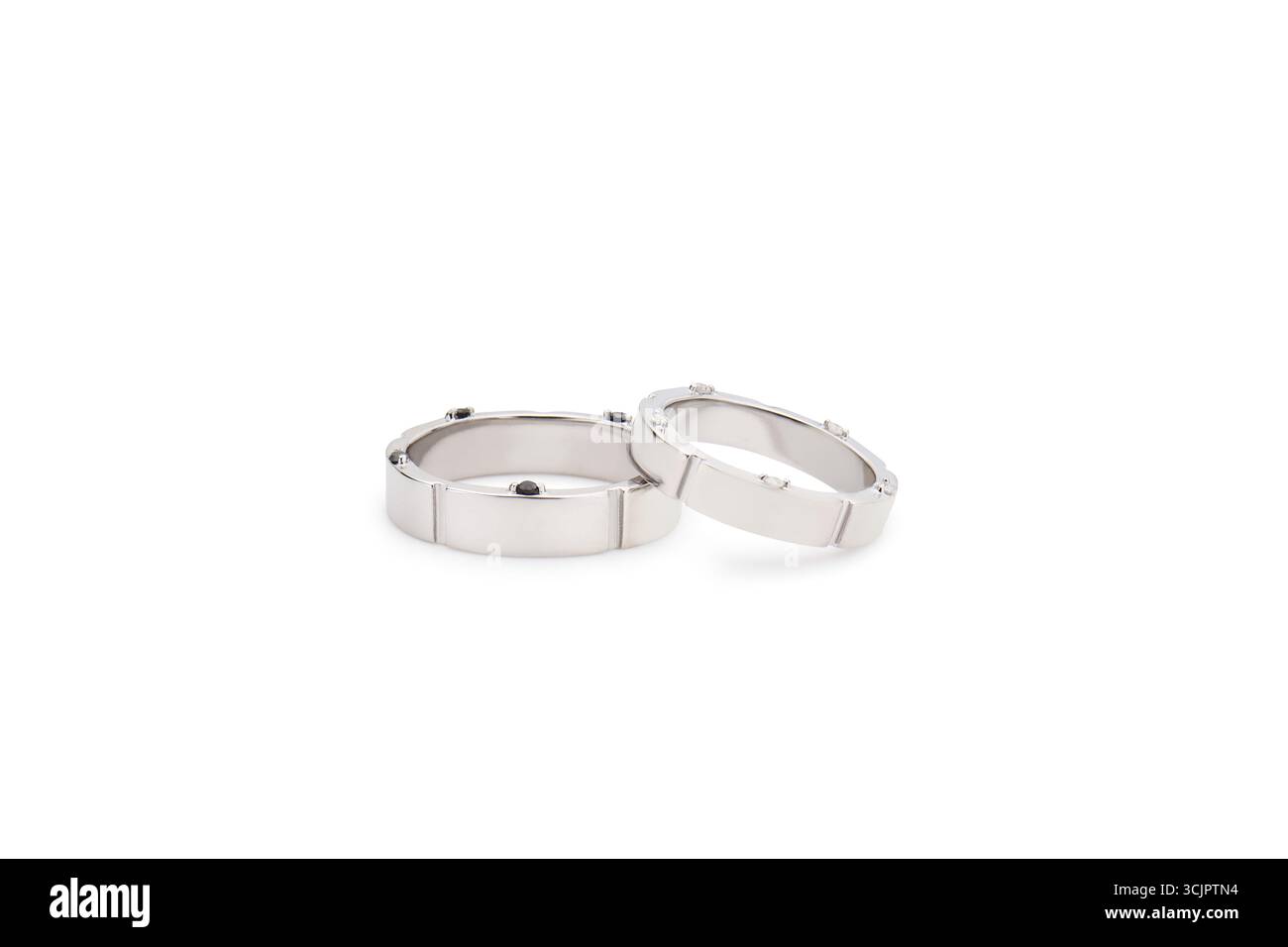 Zwei elegante Silberringe auf weißem Hintergrund Stockfoto