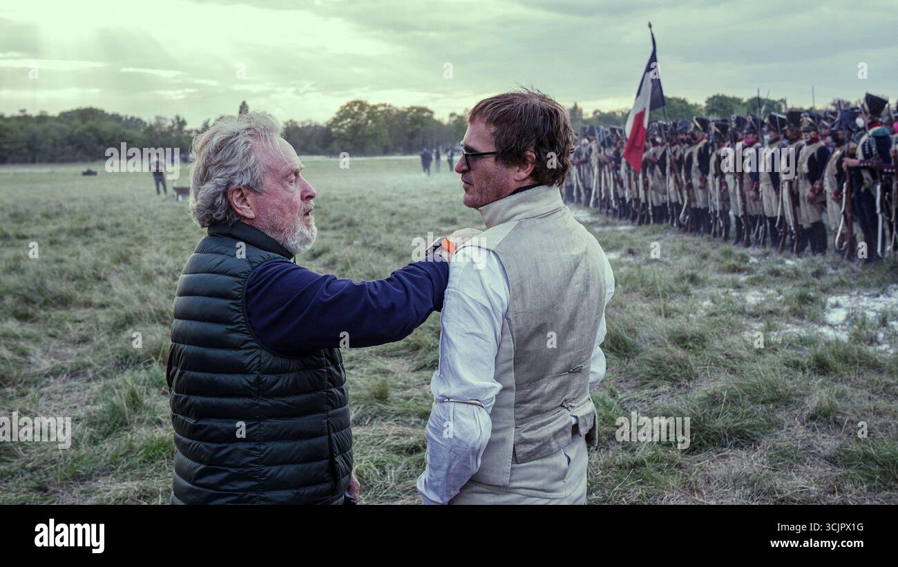 RIDLEY SCOTT und JOAQUIN PHOENIX in NAPOLÉON (2023), Regie führte RIDLEY SCOTT. Quelle: SCOTT KOSTENLOSE PRODUKTIONEN/Album Stockfoto