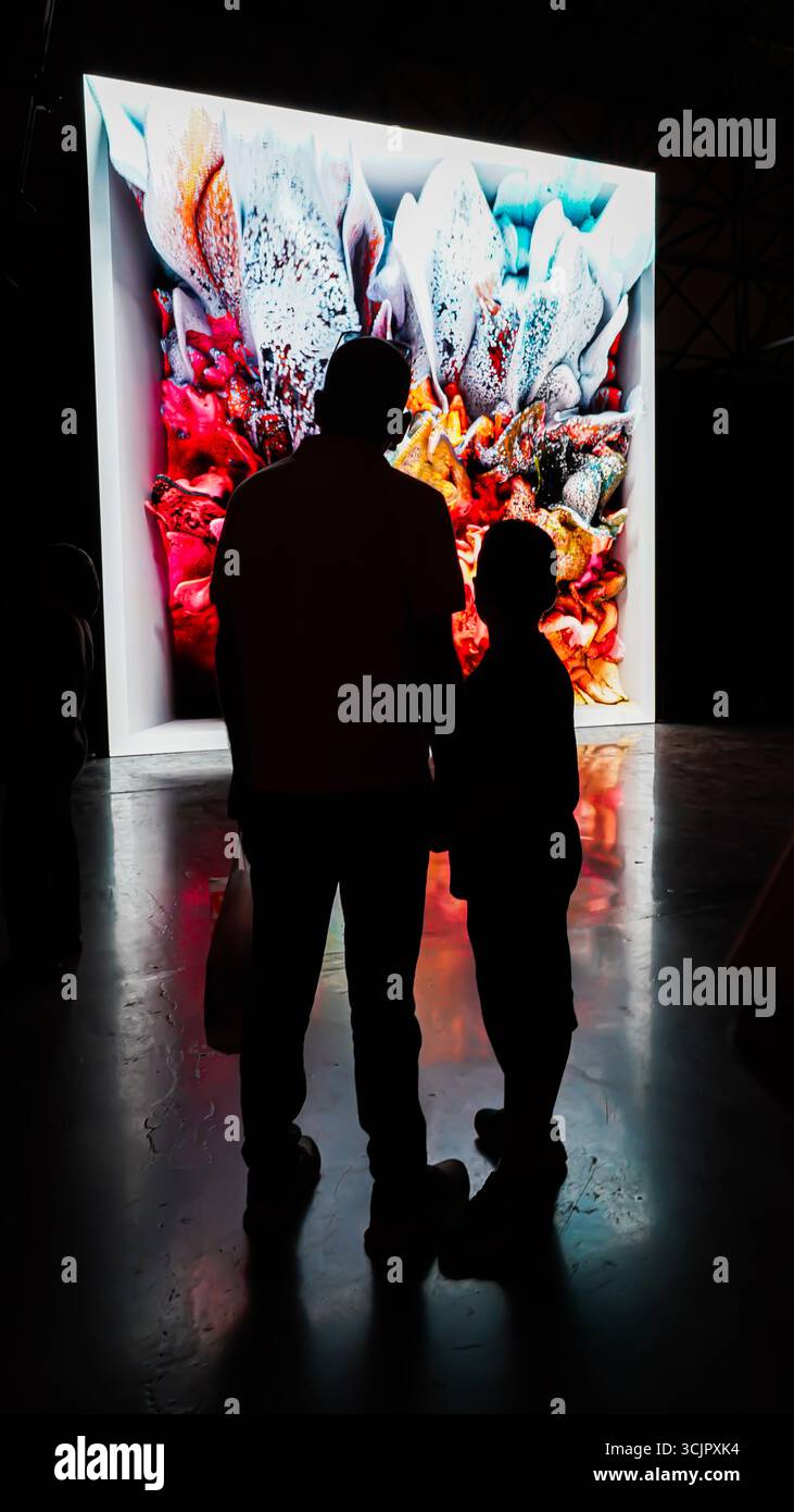 Izmir, Türkei. September 2025. Eine immersive Kunstausstellung des weltbekannten New-Media-Künstlers Refik Anadol mit seinen Werken „Perception of Healing“ und „Machine Dreams: Aegean“. Die Besucher werden von großen digitalen Installationen abgeschirmt, in denen künstliche Intelligenz menschliche Hirndaten und Umweltdaten des Ägäischen Meeres in lebendige, dynamische visuelle Erlebnisse verwandelt. Die Ausstellung beleuchtet die Schnittstelle von Kunst, Wissenschaft und Technik, wodurch Empathie und eine sinnliche Verbindung mit der Natur geschaffen werden. Quelle: İdil Toffolo/Alamy Live News Stockfoto