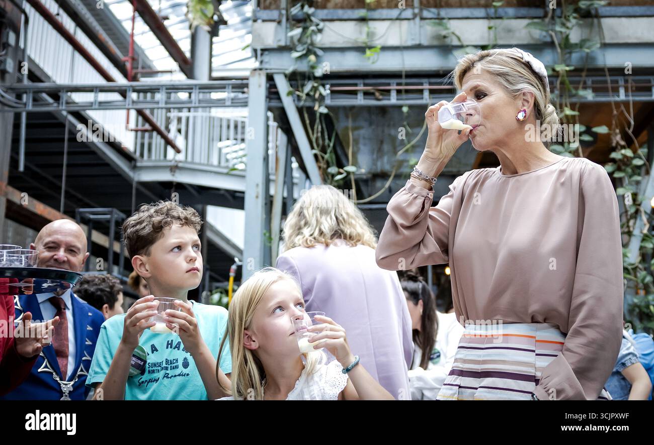 Veghel, Niederlande. September 2025. VEGHEL - Königin Maxima schmeckt ein Glas Milch, während sie mit Kindern über Lebensmittelverschwendung beim Auftakt der Waste-Free Week spricht. Ziel dieser Woche ist es, die Verbraucher darüber zu sensibilisieren, wie viel Lebensmittel verschwendet werden und wie sie zu Hause verhindert werden können. ANP ROBIN VAN LONKHUIJSEN niederlande Out - belgien Out Credit: ANP/Alamy Live News Stockfoto