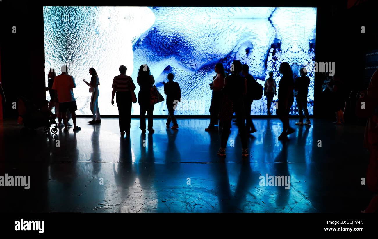 Izmir, Türkei. September 2025. Eine immersive Kunstausstellung des weltbekannten New-Media-Künstlers Refik Anadol mit seinen Werken „Perception of Healing“ und „Machine Dreams: Aegean“. Die Besucher werden von großen digitalen Installationen abgeschirmt, in denen künstliche Intelligenz menschliche Hirndaten und Umweltdaten des Ägäischen Meeres in lebendige, dynamische visuelle Erlebnisse verwandelt. Die Ausstellung beleuchtet die Schnittstelle von Kunst, Wissenschaft und Technik, wodurch Empathie und eine sinnliche Verbindung mit der Natur geschaffen werden. Quelle: İdil Toffolo/Alamy Live News Stockfoto