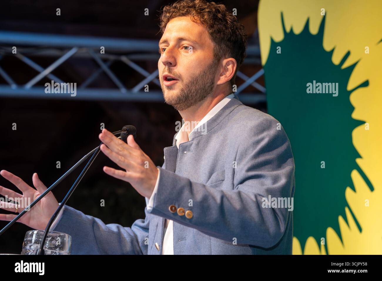 Felix Banaszak, Bundesvorsitzender der GRÜNEN, Rede beim Politischen Gillamoos 2025, Volksfest, Abensberg, 8. September 2025 Deutschland, Abensberg, 8. September 2025, Felix Banaszak, Bundesvorsitzender der GRÜNEN, Redner, beim Politischen Gillamoos 2025, Bierzelt, Politischer Frühschoppen mit Bier und Musik, Gillamoos ist ein traditionelles bayerisches Volksfest, Gillamoos-Festwiese, Gillamooswiese, Gillamoos-Montag, Politik, Politiker, Bayern, *** Felix Banaszak, Bundesvorsitzender der GRÜNEN, Rede auf dem Politischen Gillamoos 2025, Volksfest, Abensberg, 8. September 2025 Deutschland, Abens Stockfoto