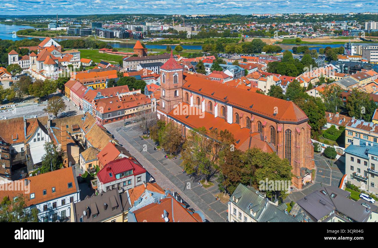 Aus der Vogelperspektive die Basilika der Apostel St. Peter und St. Paul von Kaunas in Litauen, einem der Baltischen Staaten Stockfoto