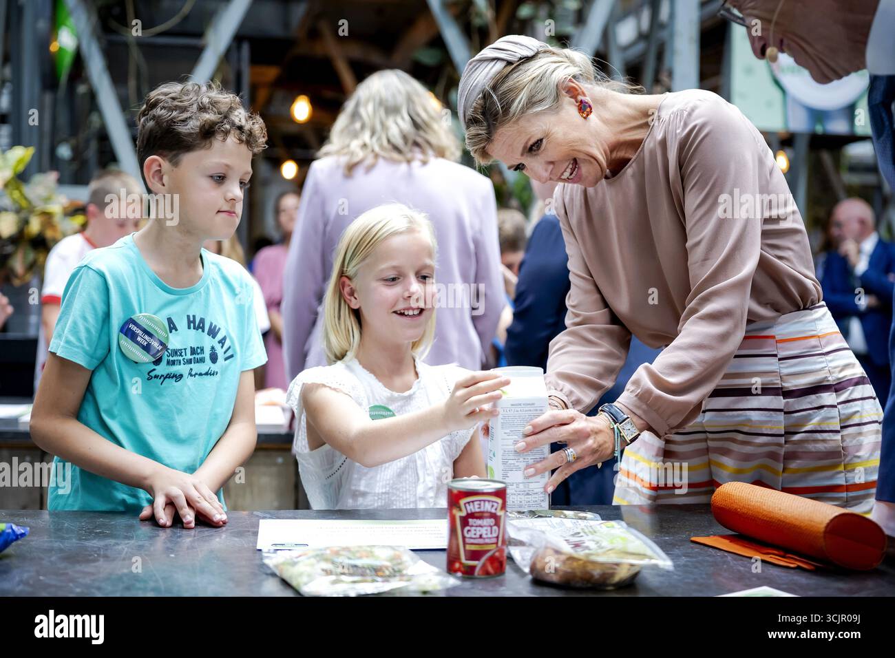 Veghel, Niederlande. September 2025. VEGHEL - Königin Maxima spricht mit Kindern über Lebensmittelverschwendung während des Auftakts der Waste-Free Week. Ziel dieser Woche ist es, die Verbraucher darüber zu sensibilisieren, wie viel Lebensmittel verschwendet werden und wie sie zu Hause verhindert werden können. ANP ROBIN VAN LONKHUIJSEN niederlande Out - belgien Out Credit: ANP/Alamy Live News Stockfoto
