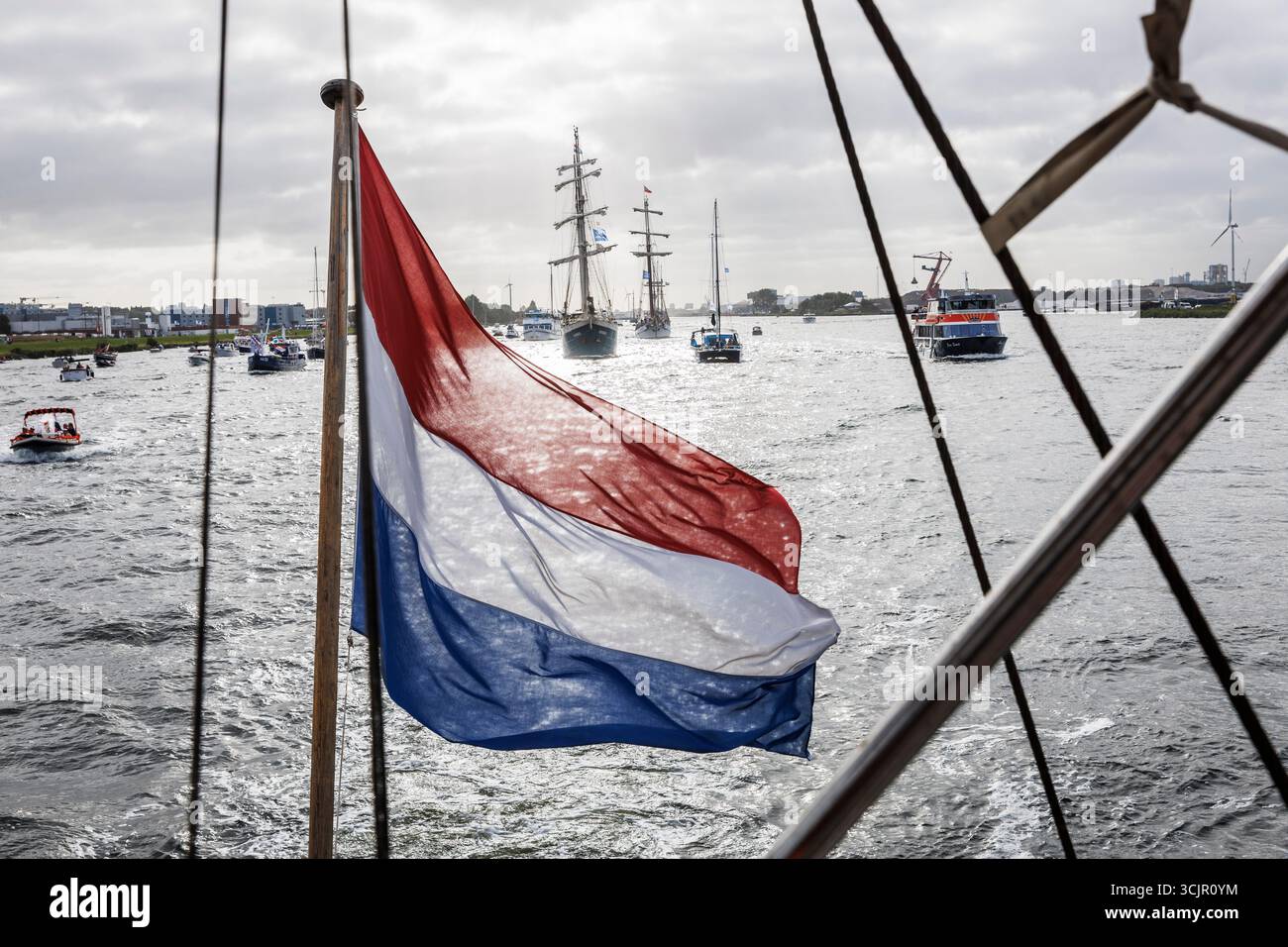 Sail-in-Parade des Sail Amsterdam, 20. August 2025, Niederlande. Die Sail Amsterdam ist ein großes Schiff und historische Schiffe, die sich in Amsterdam treffen Stockfoto
