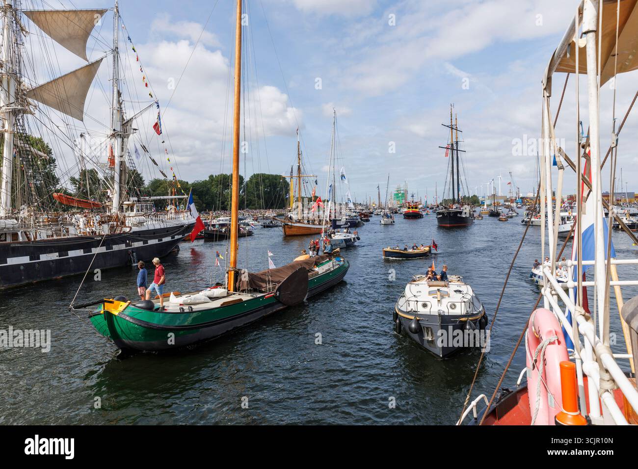 Sail-in-Parade des Sail Amsterdam, 20. August 2025, Niederlande. Die Sail Amsterdam ist ein großes Schiff und historische Schiffe, die sich in Amsterdam treffen Stockfoto