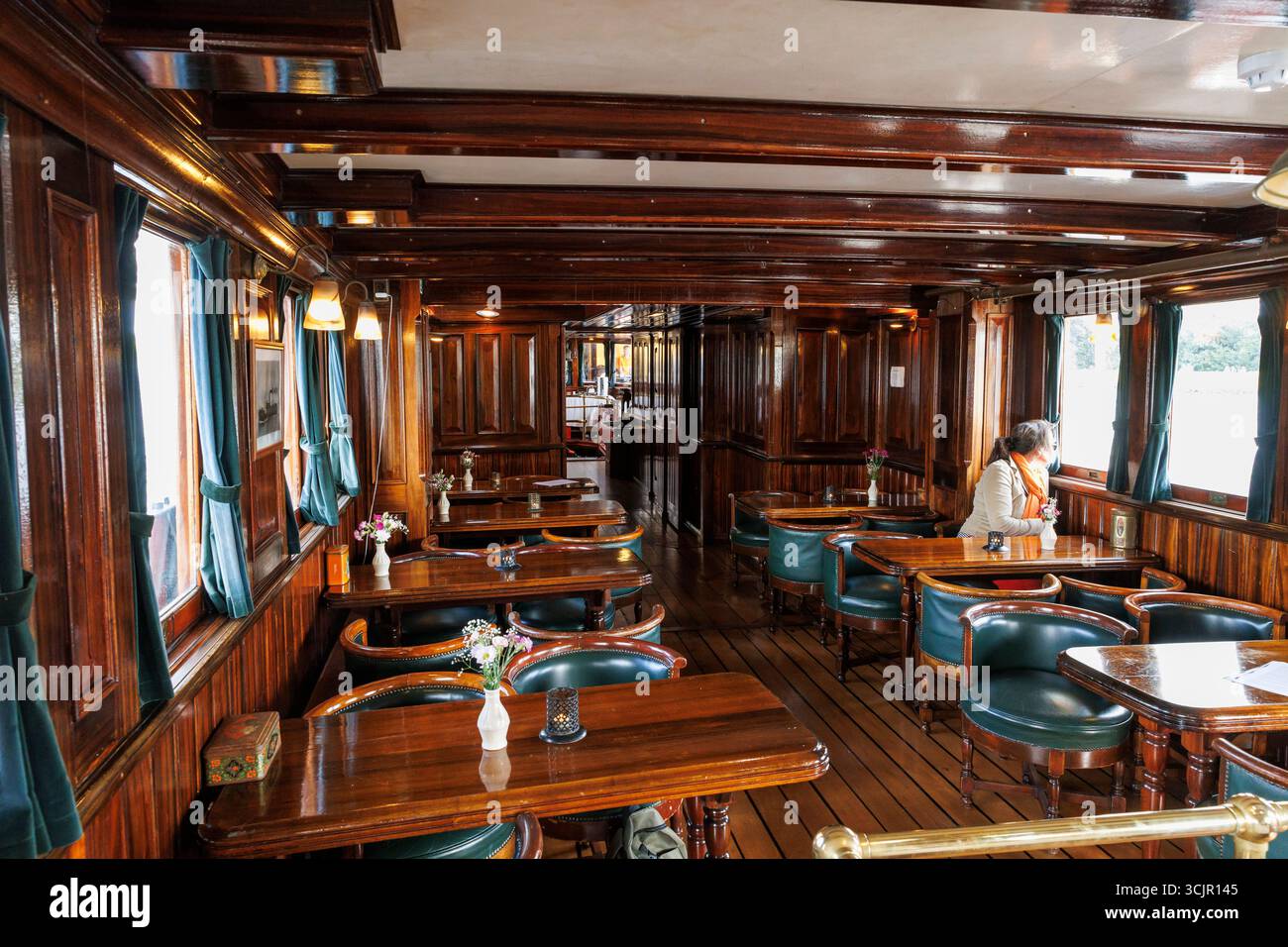 Salon des Ausflugsschiffes Hydrograaf, Amsterdam, Niederlande. Das 1910 erbaute niederländische Schiff wurde für den hydrographischen Dienst der Royal Nethe eingesetzt Stockfoto