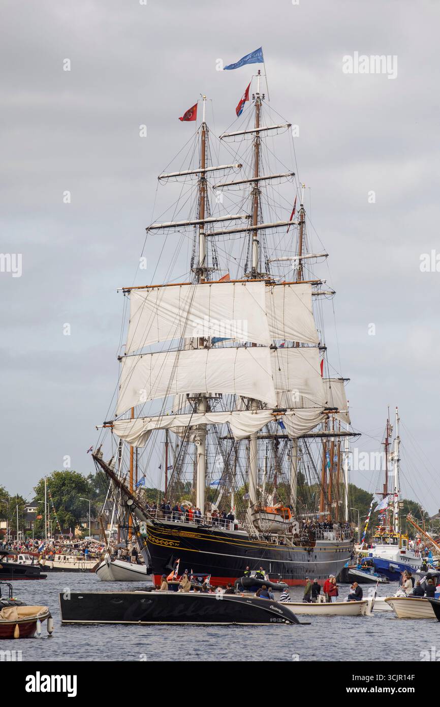 Segel-in-Parade des Sail Amsterdam, 20. August 2025, der Dreimasten-Clipper Stad Amsterdam, Niederlande. Die Sail Amsterdam ist ein großes Schiff und Hi Stockfoto