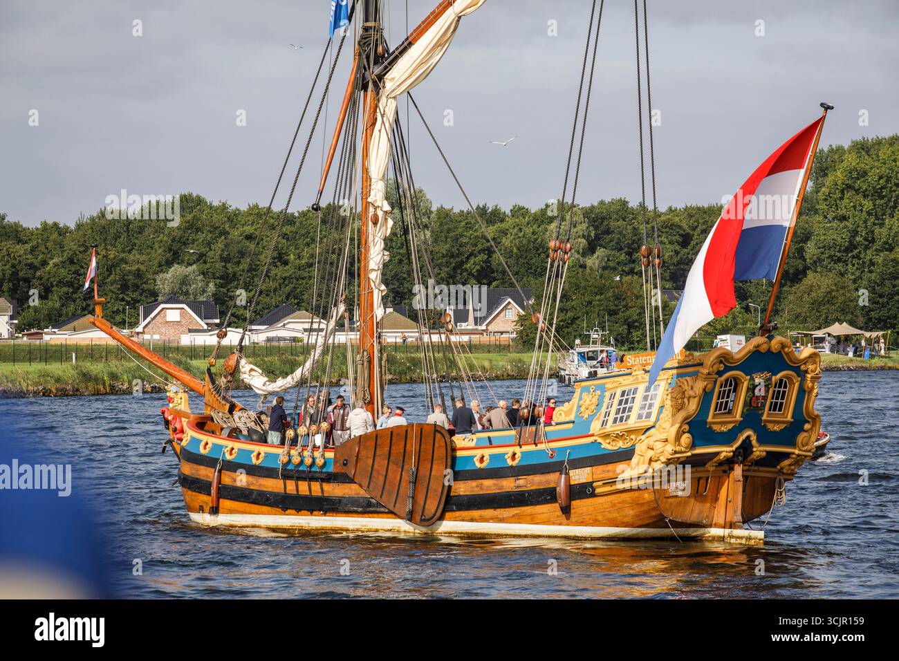 Segel-in-Parade des Sail Amsterdam, 20. August 2025, Statenjacht de Utrecht, Rekonstruktion eines historischen Segelschiffes aus dem 18. Jahrhundert, N Stockfoto