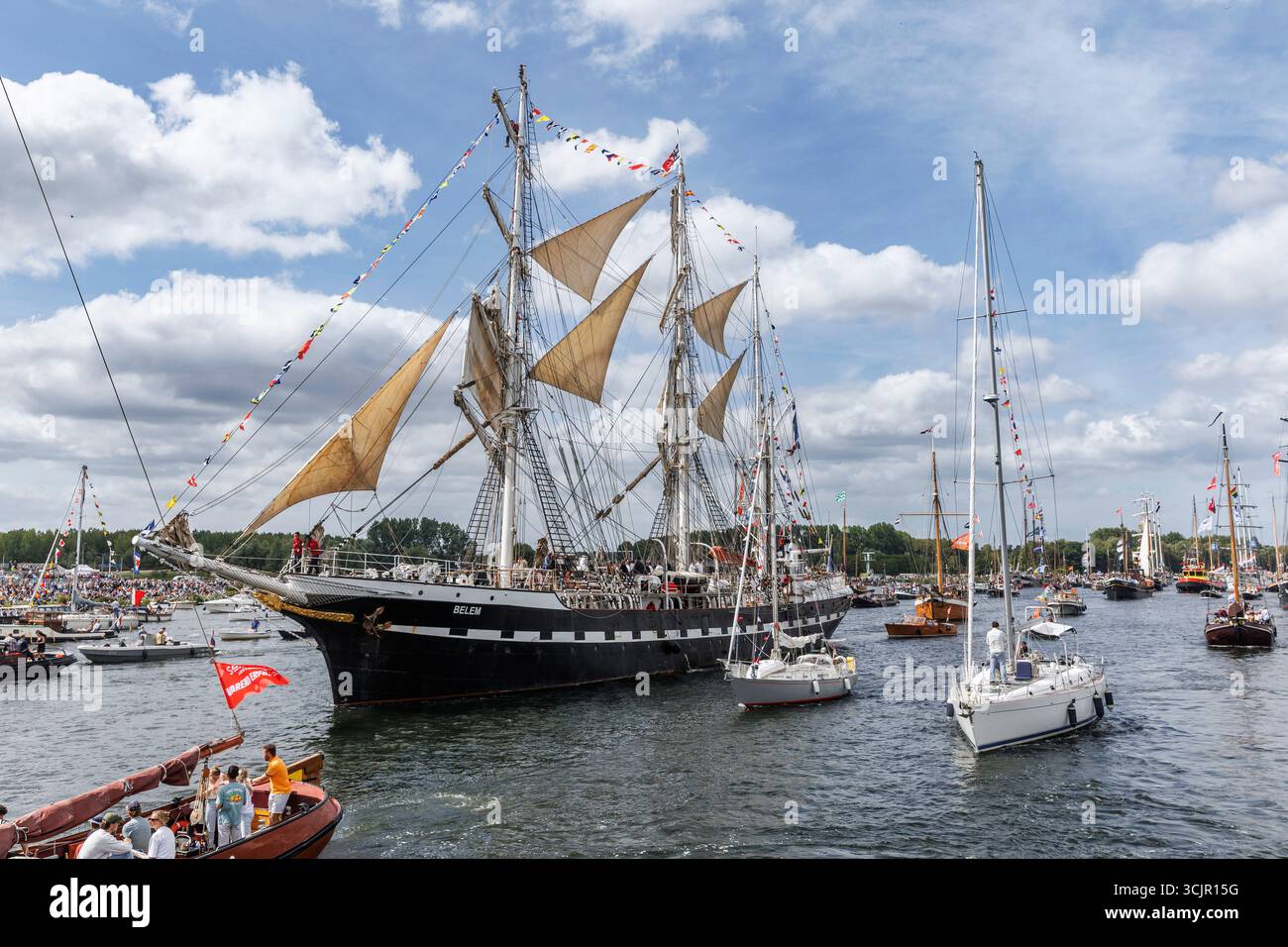 Segel-in-Parade des Sail Amsterdam, 20. August 2025, die Barque Belem, gebaut in Nantes im Jahr 1896, Niederlande. Die Sail Amsterdam ist ein großes Schiff und Stockfoto