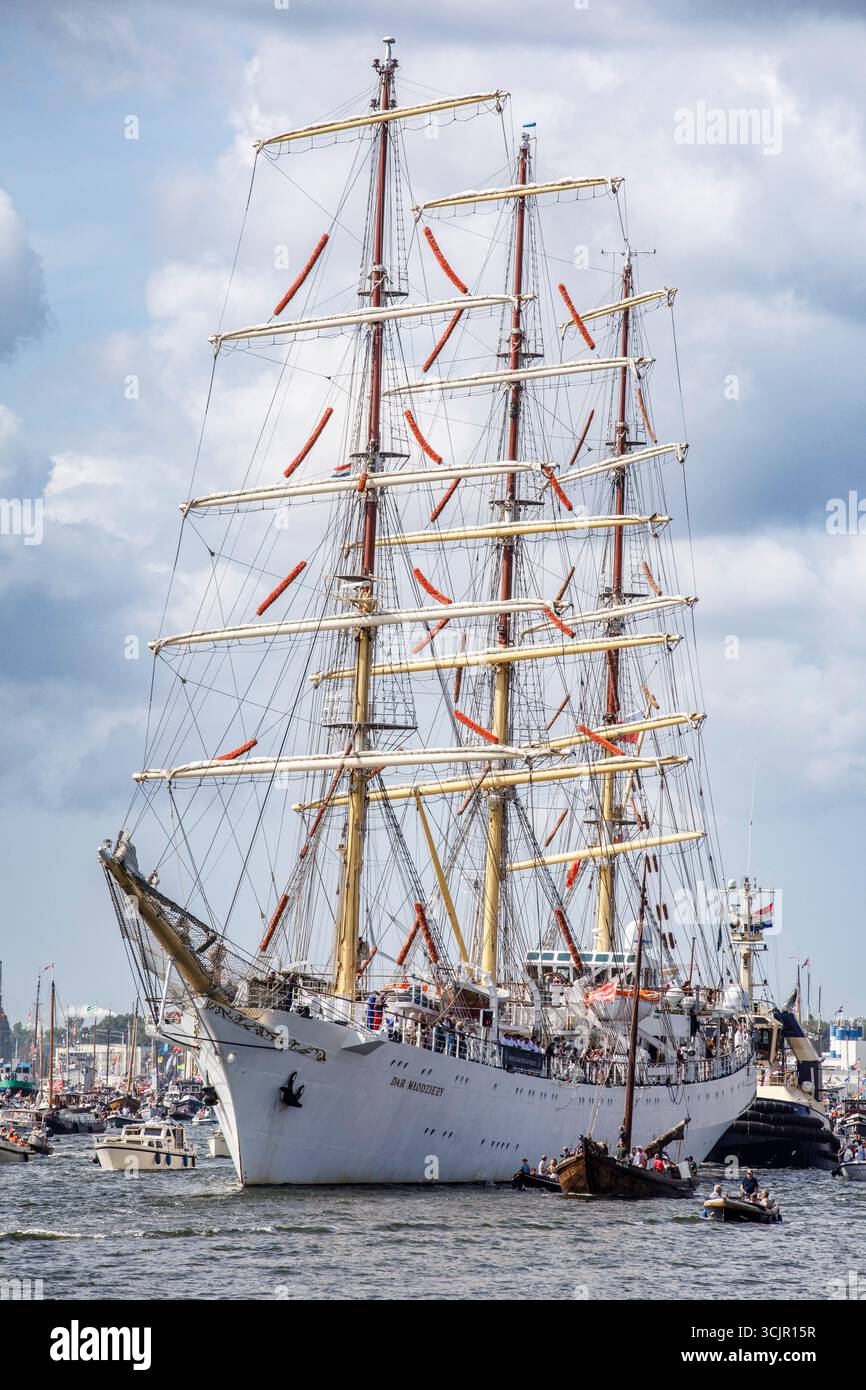 Sail-in-Parade der Sail Amsterdam, 20. August 2025, des polnischen Segeltrainingsschiffs dar Młodzieży, Niederlande. Die Sail Amsterdam ist ein großes Schiff Stockfoto