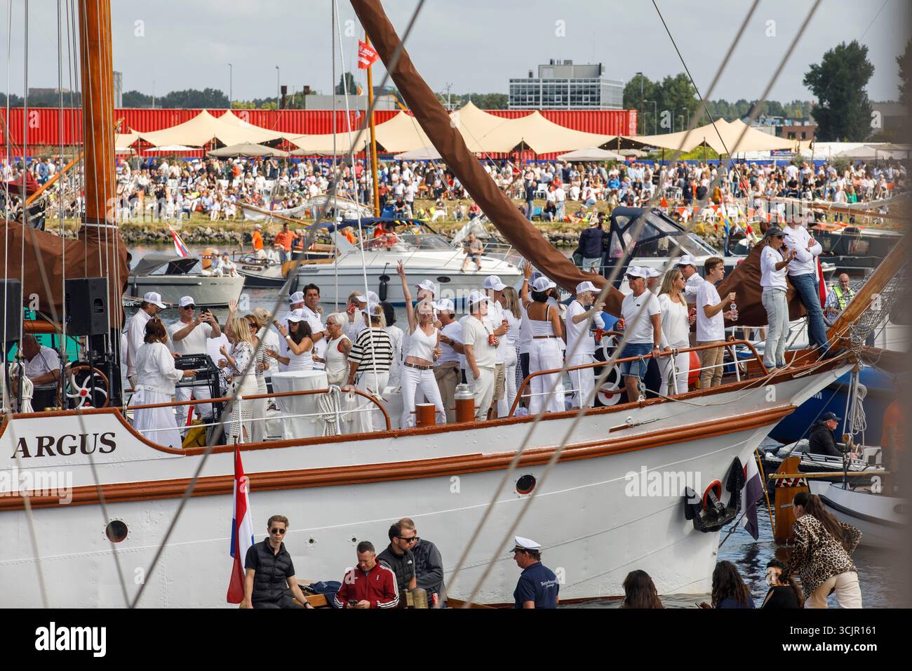 Sail-in-Parade des Sail Amsterdam, 20. August 2025, Niederlande. Die Sail Amsterdam ist ein großes Schiff und historische Schiffe, die sich in Amsterdam treffen Stockfoto