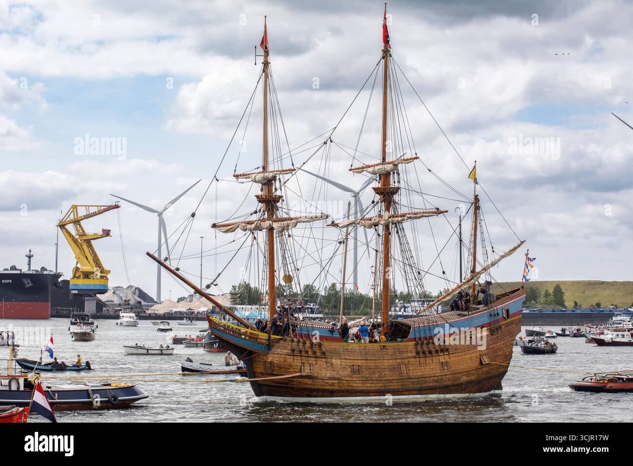 Segel-in-Parade des Sail Amsterdam, 20. August 2025, getreue Nachbildung des Weißen Schwans. Es war das Schiff, mit dem Willem Barents die AR entdeckte Stockfoto