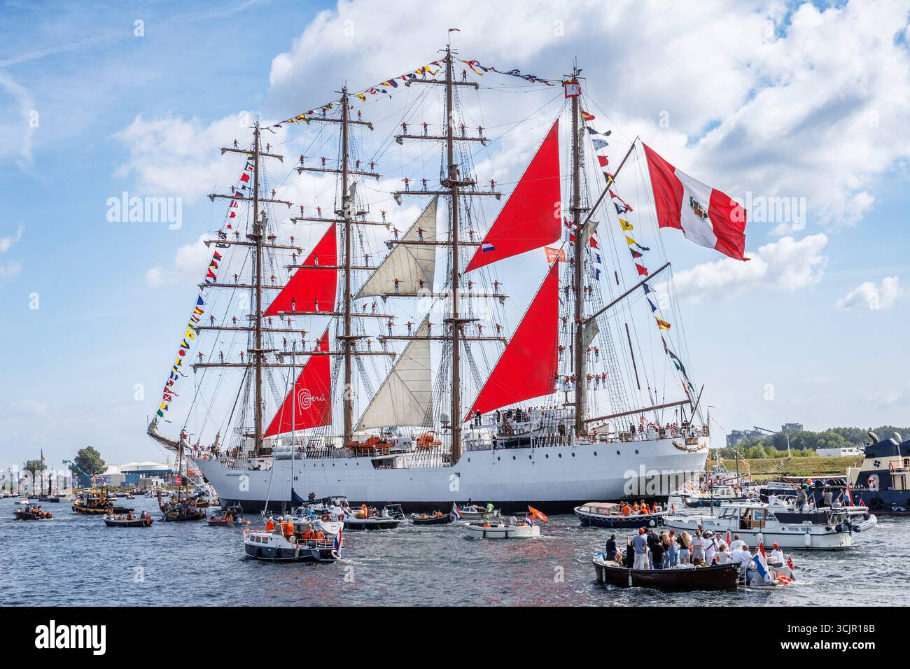 Sail-in-Parade der Sail Amsterdam, 20. August 2025, die BAP Unión, Segelschulschiff der peruanischen Marine, stehen auf den Werften, Niederlande Stockfoto