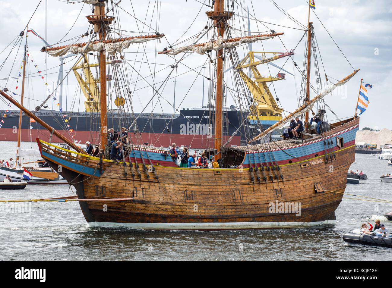 Segel-in-Parade des Sail Amsterdam, 20. August 2025, getreue Nachbildung des Weißen Schwans. Es war das Schiff, mit dem Willem Barents die AR entdeckte Stockfoto