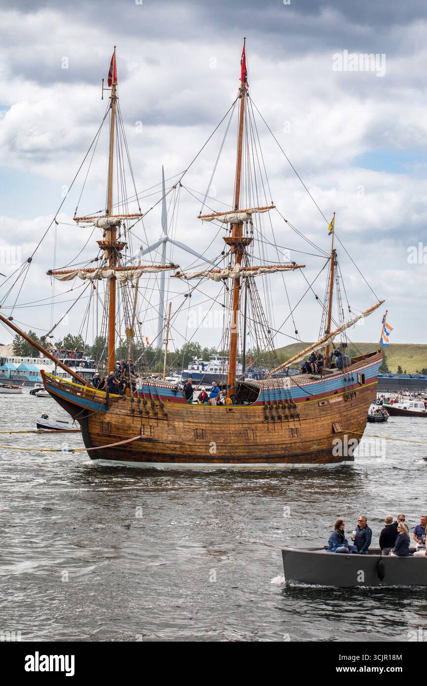 Segel-in-Parade des Sail Amsterdam, 20. August 2025, getreue Nachbildung des Weißen Schwans. Es war das Schiff, mit dem Willem Barents die AR entdeckte Stockfoto