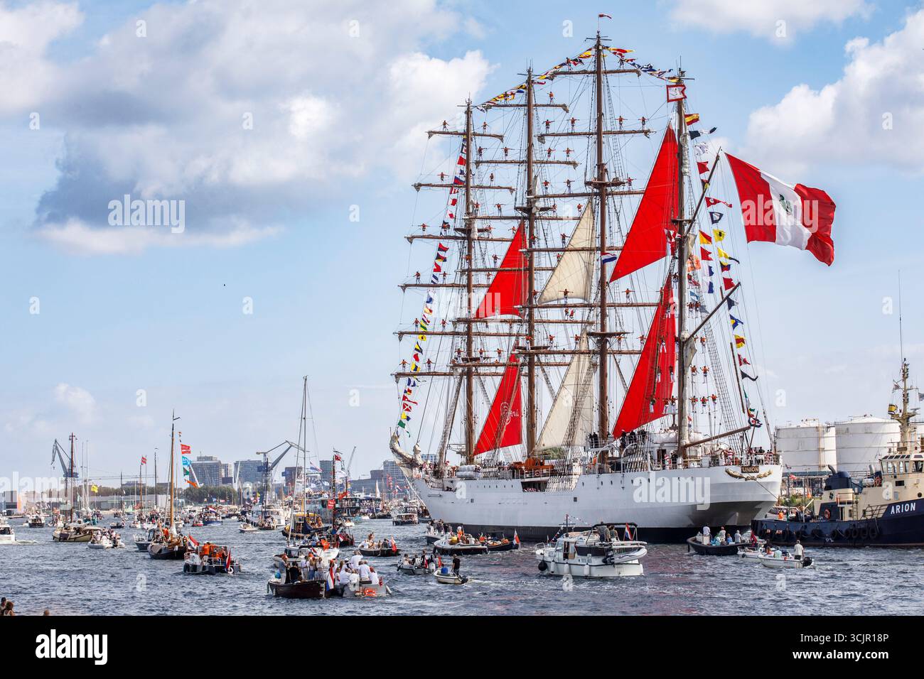 Sail-in-Parade der Sail Amsterdam, 20. August 2025, die BAP Unión, Segelschulschiff der peruanischen Marine, stehen auf den Werften, Niederlande Stockfoto