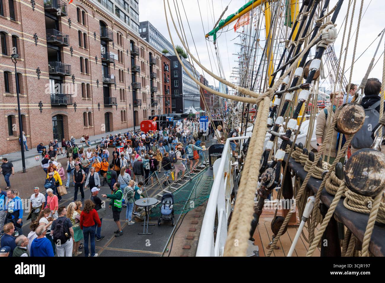Schiffe, die während der Sail Amsterdam, 21. August 2025, Niederlande, im Hafen von Ij vor Anker gebracht wurden. Die Sail Amsterdam ist ein großes Schiff und historische Schiffe treffen sich in Stockfoto