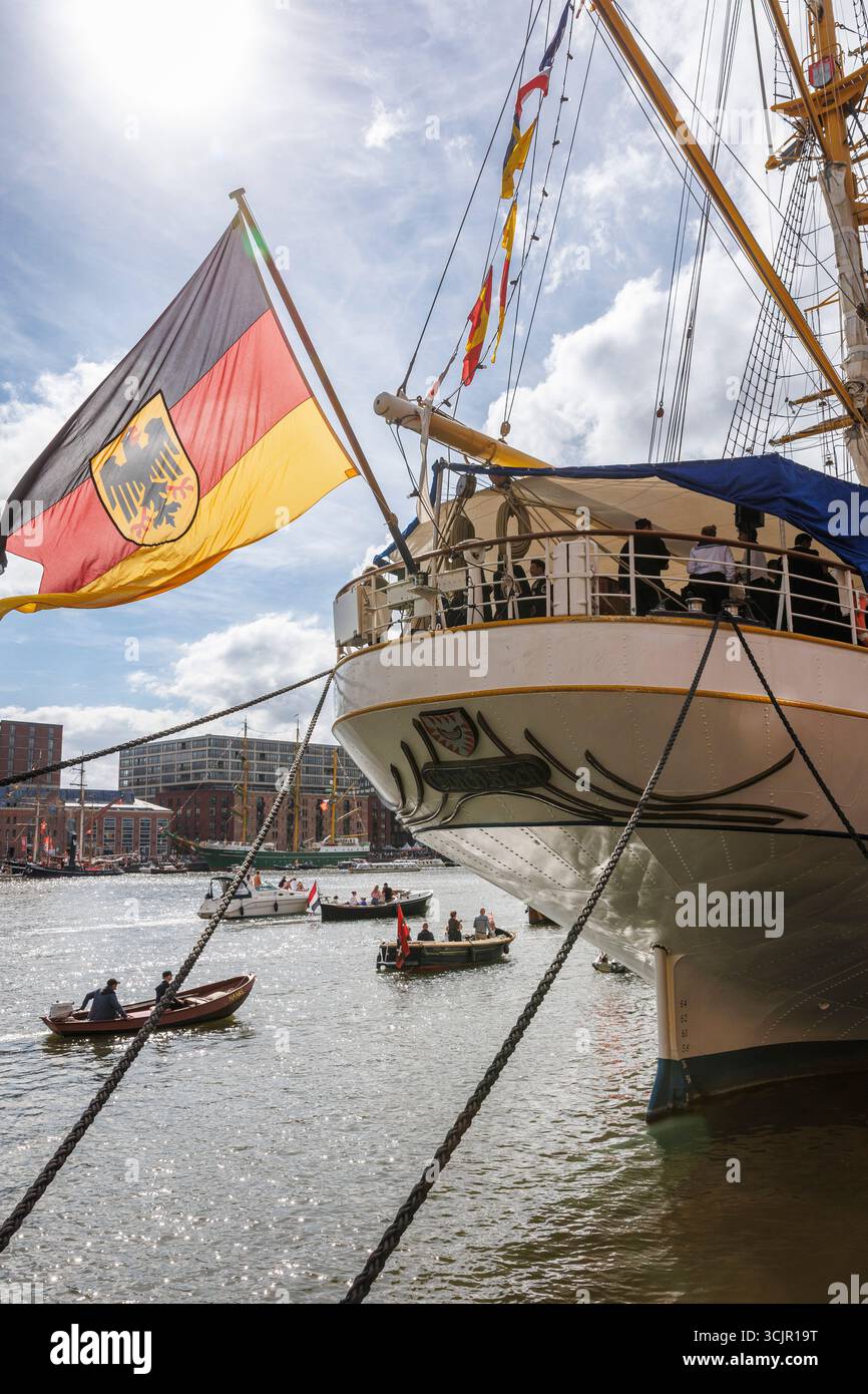 Die Gorch Fock, das Segelschulschiff der Deutschen Marine, vertäute im Hafen von Ij während der Segel Amsterdam, 21. August 2025, Niederlande. Die Sail Amst Stockfoto