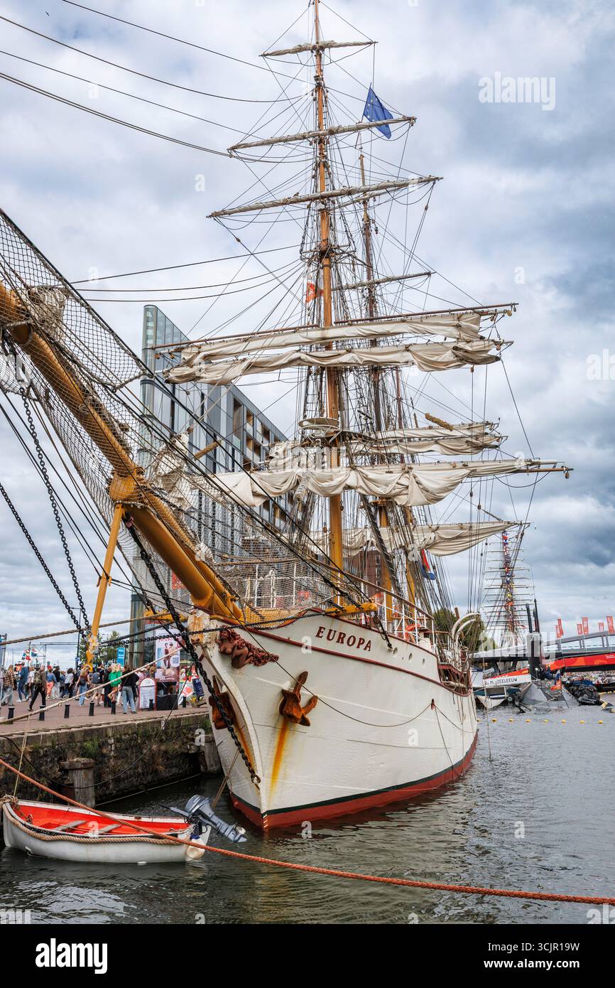 Die Dreimastbarke Europa vertäute im Hafen von Ij während der Segel Amsterdam, 21. August 2025, Niederlande. Die Sail Amsterdam ist ein großes Schiff und seine Stockfoto
